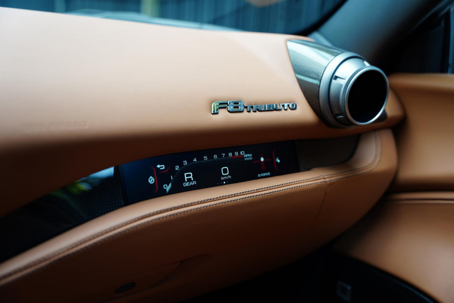 Ferrari F8 Tributo 3.9 V8 HELE Carbon Passanger Display Lifting