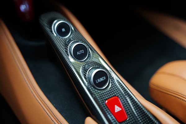 Ferrari F8 Tributo 3.9 V8 HELE Carbon Passanger Display Lifting