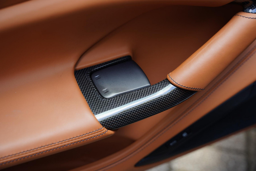 Ferrari F8 Tributo 3.9 V8 HELE Carbon Passanger Display Lifting