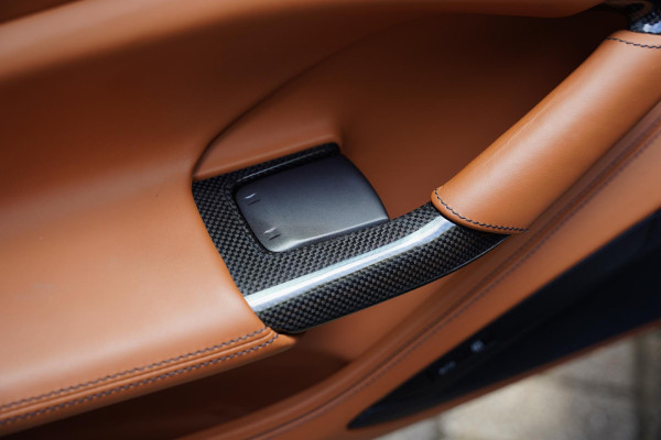 Ferrari F8 Tributo 3.9 V8 HELE Carbon Passanger Display Lifting