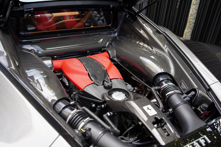 Ferrari F8 Tributo 3.9 V8 HELE Carbon Passanger Display Lifting