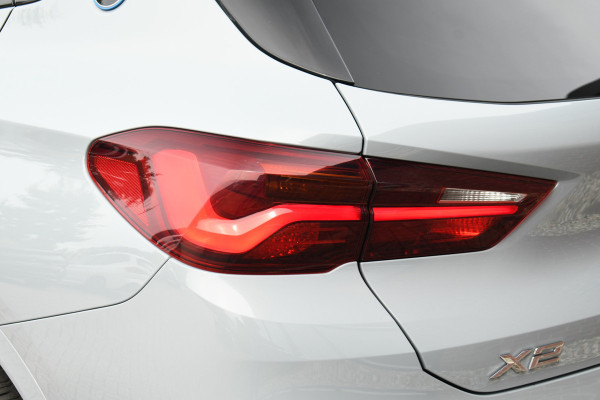 BMW X2 xDrive25e M-Sport Pano M-zetels HUD Camera El-klep 19inch