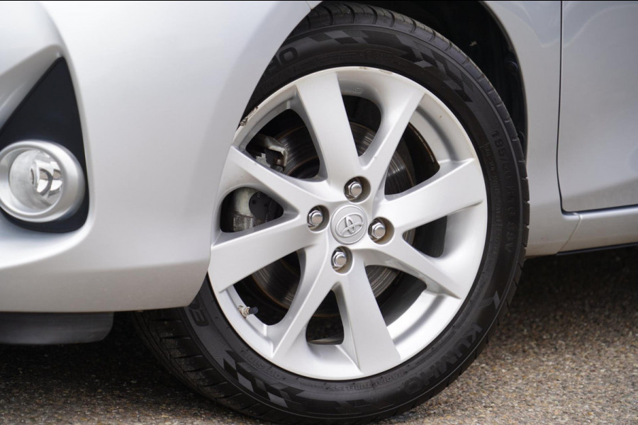 Toyota Yaris 1.5 Hybrid Dynamic / Camera / Navigatie / Privacy glas / Clima / 75dkm!