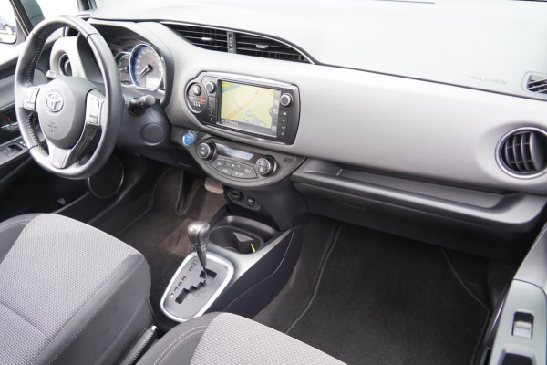Toyota Yaris 1.5 Hybrid Dynamic / Camera / Navigatie / Privacy glas / Clima / 75dkm!