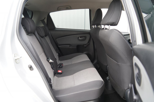 Toyota Yaris 1.5 Hybrid Dynamic / Camera / Navigatie / Privacy glas / Clima / 75dkm!