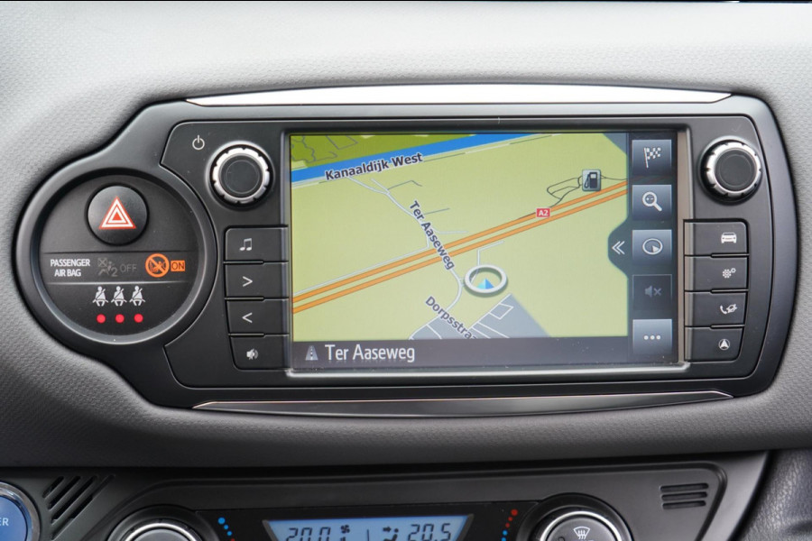 Toyota Yaris 1.5 Hybrid Dynamic / Camera / Navigatie / Privacy glas / Clima / 75dkm!