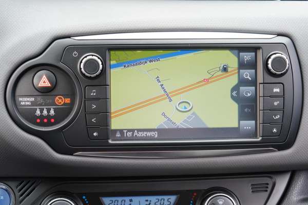 Toyota Yaris 1.5 Hybrid Dynamic / Camera / Navigatie / Privacy glas / Clima / 75dkm!