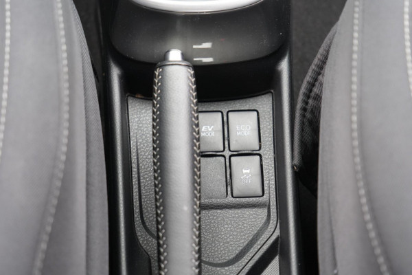 Toyota Yaris 1.5 Hybrid Dynamic / Camera / Navigatie / Privacy glas / Clima / 75dkm!