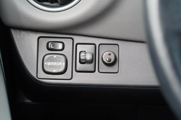 Toyota Yaris 1.5 Hybrid Dynamic / Camera / Navigatie / Privacy glas / Clima / 75dkm!