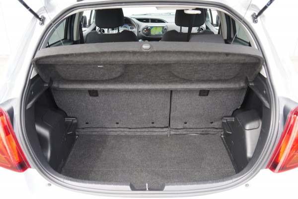 Toyota Yaris 1.5 Hybrid Dynamic / Camera / Navigatie / Privacy glas / Clima / 75dkm!