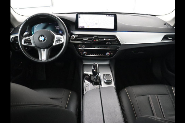 BMW 5 Serie 530e xDrive High Executive | Panoramadak | Trekhaak | Adaptive cruise | Stoel & stuurverwarming | Carplay | Sfeerverlichting | Leder | Camera | Keyless | PHEV | Plug In