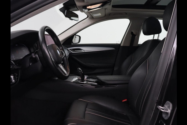 BMW 5 Serie 530e xDrive High Executive | Panoramadak | Trekhaak | Adaptive cruise | Stoel & stuurverwarming | Carplay | Sfeerverlichting | Leder | Camera | Keyless | PHEV | Plug In