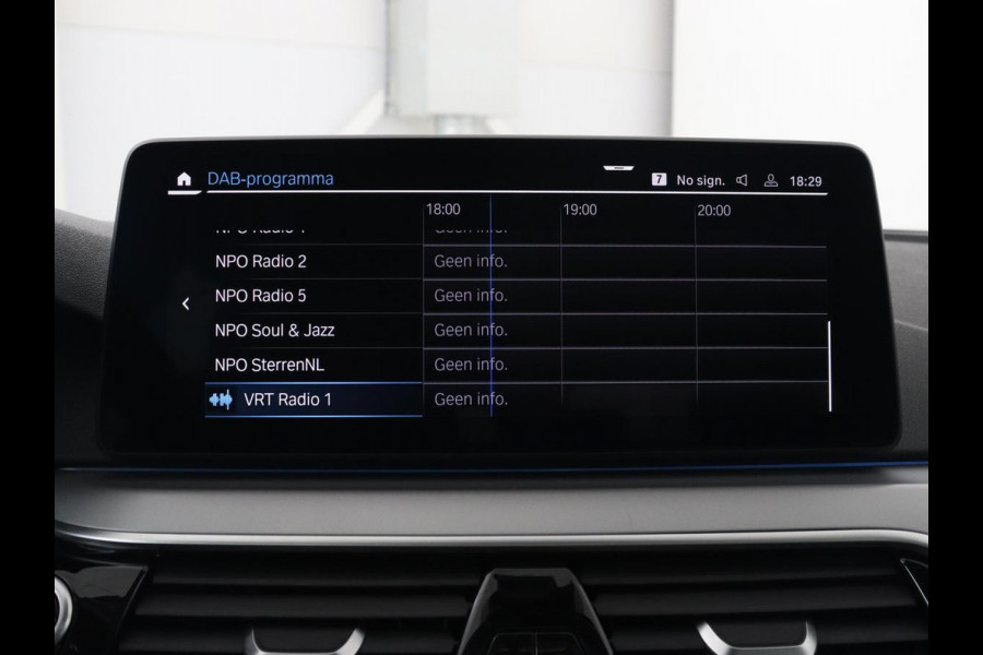 BMW 5 Serie 530e xDrive High Executive | Panoramadak | Trekhaak | Adaptive cruise | Stoel & stuurverwarming | Carplay | Sfeerverlichting | Leder | Camera | Keyless | PHEV | Plug In