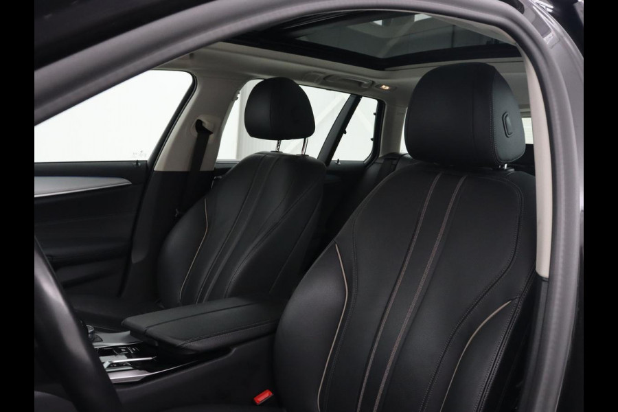 BMW 5 Serie 530e xDrive High Executive | Panoramadak | Trekhaak | Adaptive cruise | Stoel & stuurverwarming | Carplay | Sfeerverlichting | Leder | Camera | Keyless | PHEV | Plug In