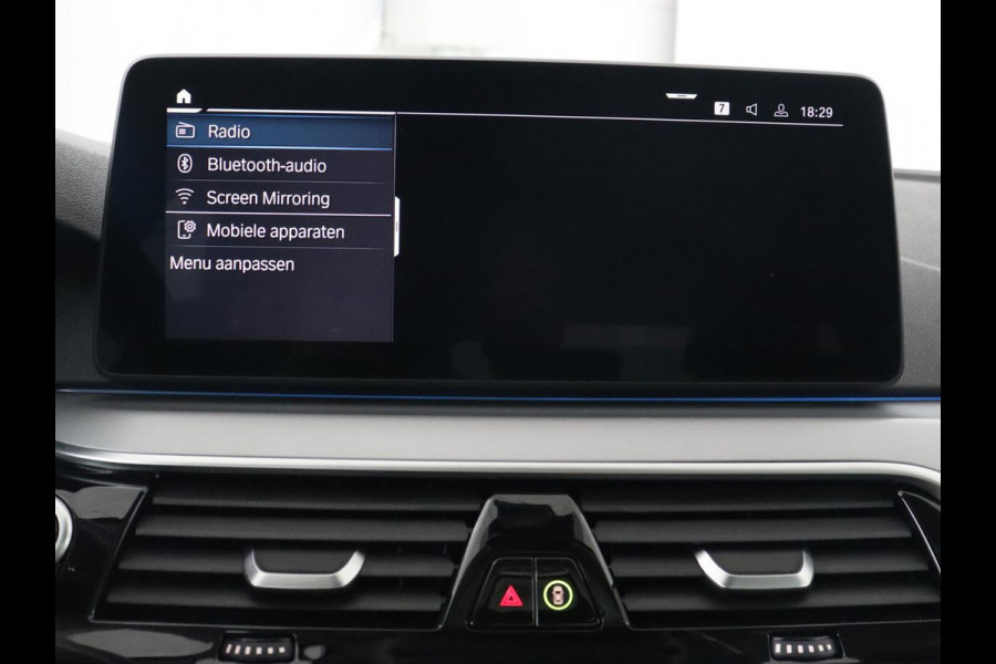BMW 5 Serie 530e xDrive High Executive | Panoramadak | Trekhaak | Adaptive cruise | Stoel & stuurverwarming | Carplay | Sfeerverlichting | Leder | Camera | Keyless | PHEV | Plug In