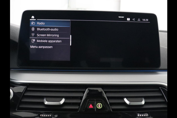 BMW 5 Serie 530e xDrive High Executive | Panoramadak | Trekhaak | Adaptive cruise | Stoel & stuurverwarming | Carplay | Sfeerverlichting | Leder | Camera | Keyless | PHEV | Plug In