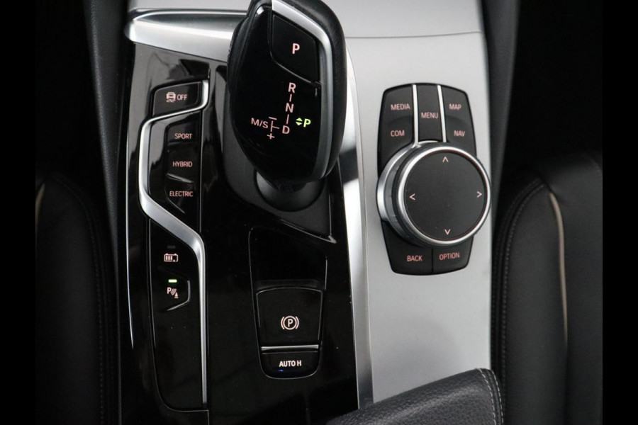 BMW 5 Serie 530e xDrive High Executive | Panoramadak | Trekhaak | Adaptive cruise | Stoel & stuurverwarming | Carplay | Sfeerverlichting | Leder | Camera | Keyless | PHEV | Plug In