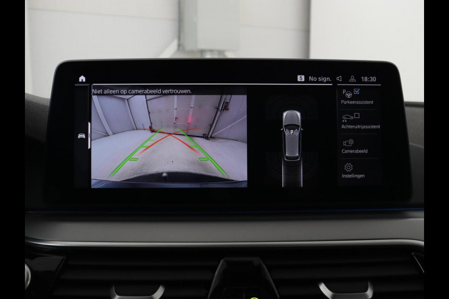 BMW 5 Serie 530e xDrive High Executive | Panoramadak | Trekhaak | Adaptive cruise | Stoel & stuurverwarming | Carplay | Sfeerverlichting | Leder | Camera | Keyless | PHEV | Plug In