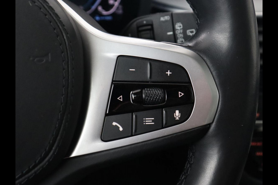 BMW 5 Serie 530e xDrive High Executive | Panoramadak | Trekhaak | Adaptive cruise | Stoel & stuurverwarming | Carplay | Sfeerverlichting | Leder | Camera | Keyless | PHEV | Plug In