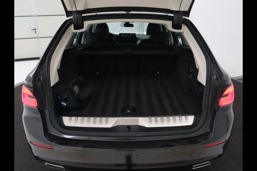 BMW 5 Serie 530e xDrive High Executive | Panoramadak | Trekhaak | Adaptive cruise | Stoel & stuurverwarming | Carplay | Sfeerverlichting | Leder | Camera | Keyless | PHEV | Plug In