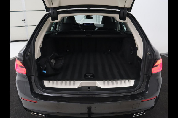 BMW 5 Serie 530e xDrive High Executive | Panoramadak | Trekhaak | Adaptive cruise | Stoel & stuurverwarming | Carplay | Sfeerverlichting | Leder | Camera | Keyless | PHEV | Plug In