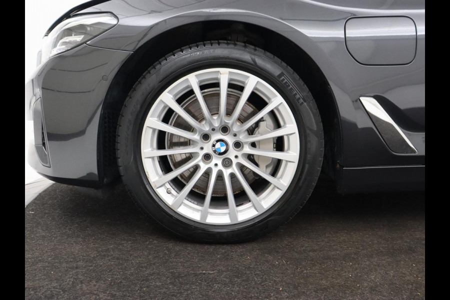 BMW 5 Serie 530e xDrive High Executive | Panoramadak | Trekhaak | Adaptive cruise | Stoel & stuurverwarming | Carplay | Sfeerverlichting | Leder | Camera | Keyless | PHEV | Plug In