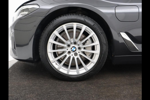 BMW 5 Serie 530e xDrive High Executive | Panoramadak | Trekhaak | Adaptive cruise | Stoel & stuurverwarming | Carplay | Sfeerverlichting | Leder | Camera | Keyless | PHEV | Plug In