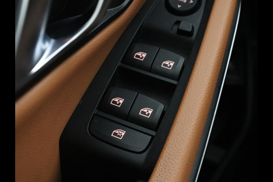 BMW 3-serie 320i Executive Edition | Leder | Stoelverwarming | Luxury Line | Sportstoelen | Carplay | Live Cockpit | Navigatie | Parkeerhulp | Full LED