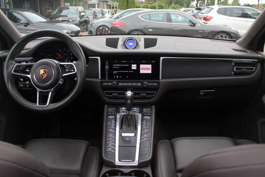 Porsche Macan 2.0 / Panoramadak / Camera / Luchtvering / 21'' / Sportchrono + Design / Bose / Dodehoek / Apple CarPlay / Stoel+Stuurverwarming / Luxe Leder / Stoelverwarming / ACC