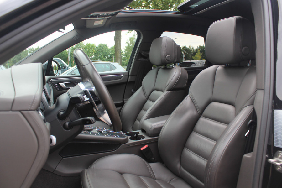 Porsche Macan 2.0 / Panoramadak / Camera / Luchtvering / 21'' / Sportchrono + Design / Bose / Dodehoek / Apple CarPlay / Stoel+Stuurverwarming / Luxe Leder / Stoelverwarming / ACC