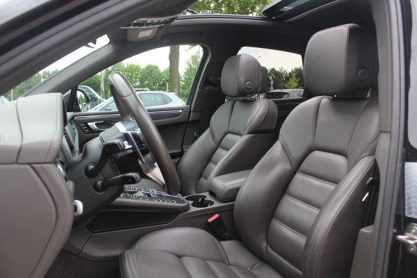 Porsche Macan 2.0 / Panoramadak / Camera / Luchtvering / 21'' / Sportchrono + Design / Bose / Dodehoek / Apple CarPlay / Stoel+Stuurverwarming / Luxe Leder / Stoelverwarming / ACC