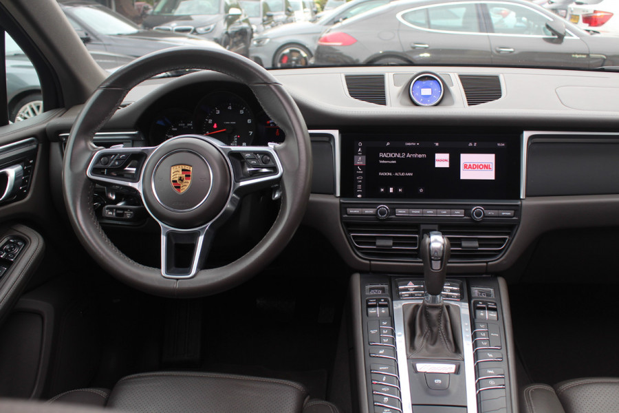 Porsche Macan 2.0 / Panoramadak / Camera / Luchtvering / 21'' / Sportchrono + Design / Bose / Dodehoek / Apple CarPlay / Stoel+Stuurverwarming / Luxe Leder / Stoelverwarming / ACC