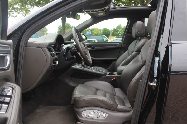 Porsche Macan 2.0 / Panoramadak / Camera / Luchtvering / 21'' / Sportchrono + Design / Bose / Dodehoek / Apple CarPlay / Stoel+Stuurverwarming / Luxe Leder / Stoelverwarming / ACC