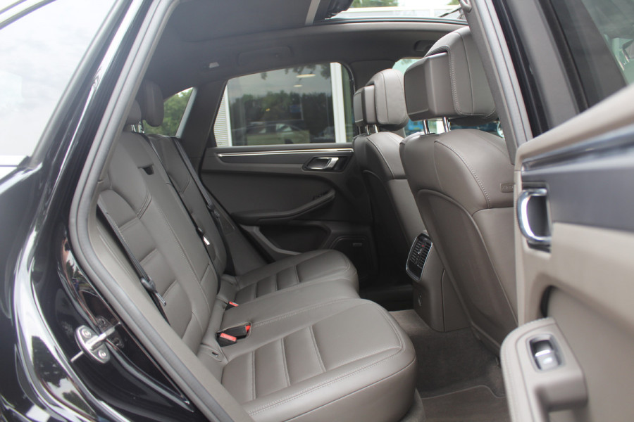 Porsche Macan 2.0 / Panoramadak / Camera / Luchtvering / 21'' / Sportchrono + Design / Bose / Dodehoek / Apple CarPlay / Stoel+Stuurverwarming / Luxe Leder / Stoelverwarming / ACC