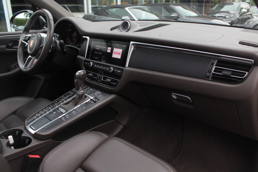 Porsche Macan 2.0 / Panoramadak / Camera / Luchtvering / 21'' / Sportchrono + Design / Bose / Dodehoek / Apple CarPlay / Stoel+Stuurverwarming / Luxe Leder / Stoelverwarming / ACC