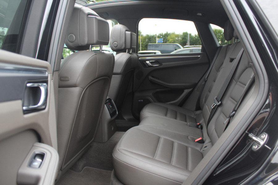 Porsche Macan 2.0 / Panoramadak / Camera / Luchtvering / 21'' / Sportchrono + Design / Bose / Dodehoek / Apple CarPlay / Stoel+Stuurverwarming / Luxe Leder / Stoelverwarming / ACC