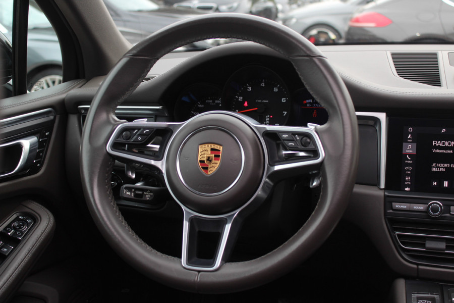 Porsche Macan 2.0 / Panoramadak / Camera / Luchtvering / 21'' / Sportchrono + Design / Bose / Dodehoek / Apple CarPlay / Stoel+Stuurverwarming / Luxe Leder / Stoelverwarming / ACC