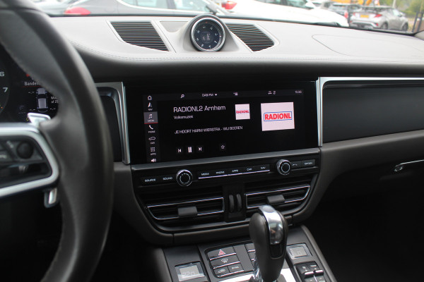Porsche Macan 2.0 / Panoramadak / Camera / Luchtvering / 21'' / Sportchrono + Design / Bose / Dodehoek / Apple CarPlay / Stoel+Stuurverwarming / Luxe Leder / Stoelverwarming / ACC
