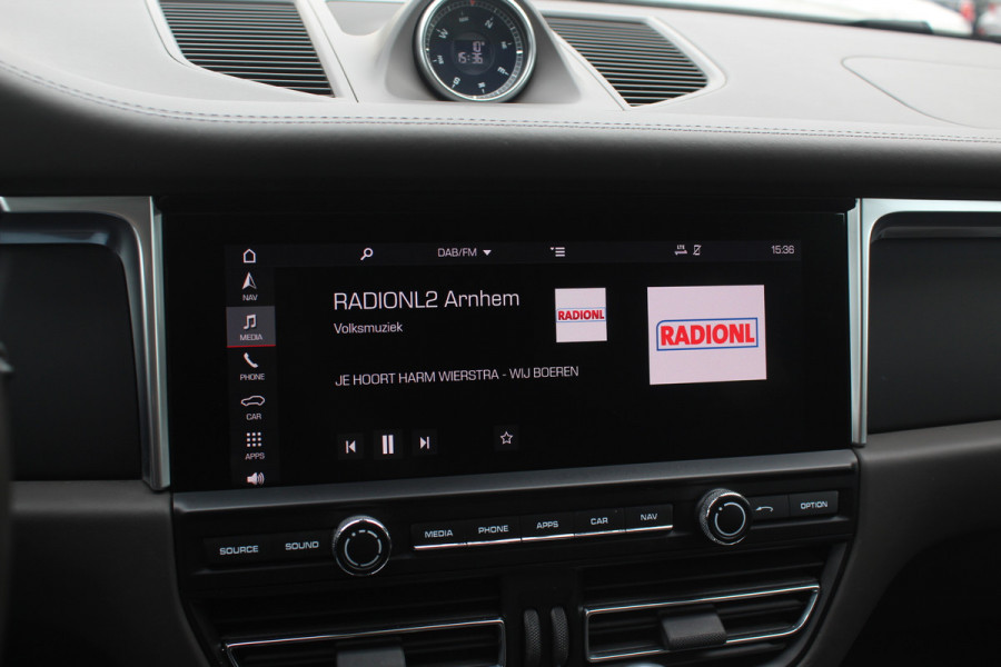Porsche Macan 2.0 / Panoramadak / Camera / Luchtvering / 21'' / Sportchrono + Design / Bose / Dodehoek / Apple CarPlay / Stoel+Stuurverwarming / Luxe Leder / Stoelverwarming / ACC