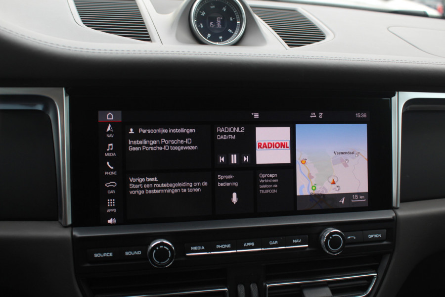 Porsche Macan 2.0 / Panoramadak / Camera / Luchtvering / 21'' / Sportchrono + Design / Bose / Dodehoek / Apple CarPlay / Stoel+Stuurverwarming / Luxe Leder / Stoelverwarming / ACC