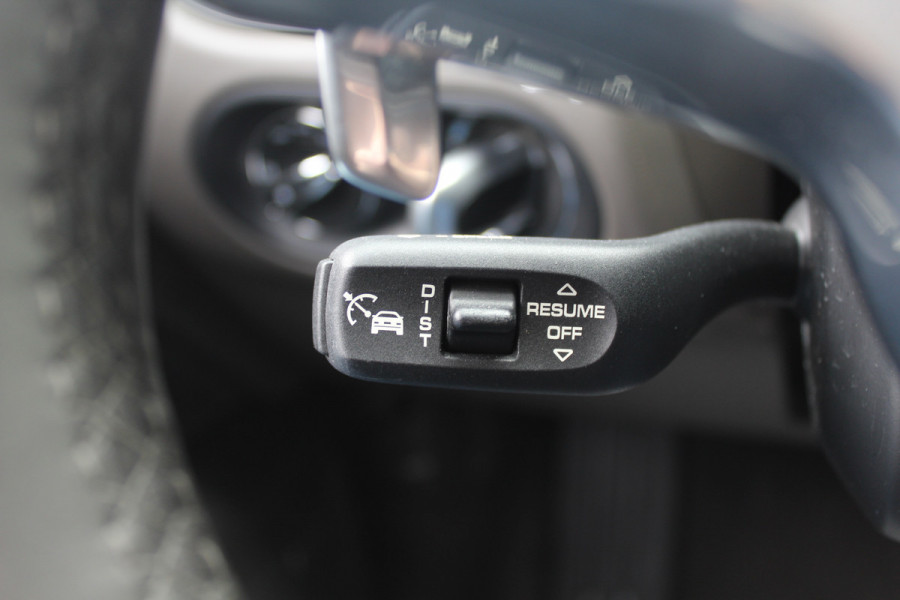 Porsche Macan 2.0 / Panoramadak / Camera / Luchtvering / 21'' / Sportchrono + Design / Bose / Dodehoek / Apple CarPlay / Stoel+Stuurverwarming / Luxe Leder / Stoelverwarming / ACC