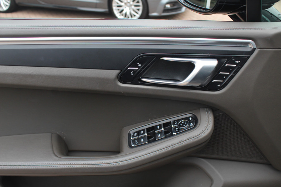 Porsche Macan 2.0 / Panoramadak / Camera / Luchtvering / 21'' / Sportchrono + Design / Bose / Dodehoek / Apple CarPlay / Stoel+Stuurverwarming / Luxe Leder / Stoelverwarming / ACC