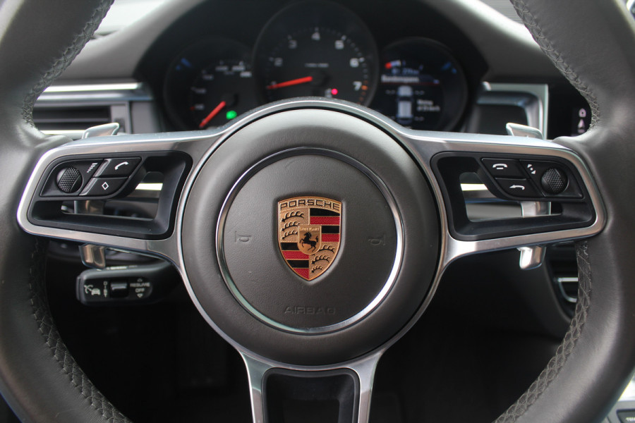 Porsche Macan 2.0 / Panoramadak / Camera / Luchtvering / 21'' / Sportchrono + Design / Bose / Dodehoek / Apple CarPlay / Stoel+Stuurverwarming / Luxe Leder / Stoelverwarming / ACC