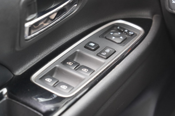 Mitsubishi Outlander 2.4 PHEV Intense+ / Schuifdak / Trekhaak / Power Sound System / Camera / 104dkm!
