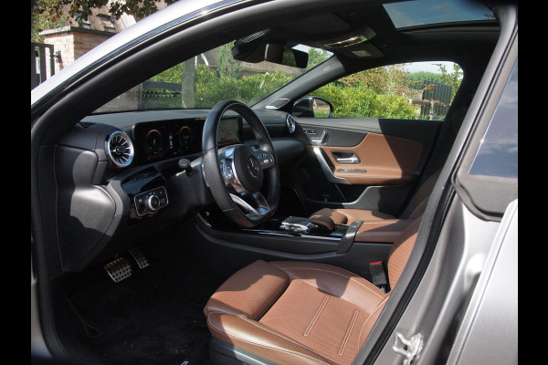 Mercedes-Benz CLA-Klasse 250 e Premium Plus | Panoramadak | Lederen Bekleding | Burmester | 360°-camera | NL-Auto |