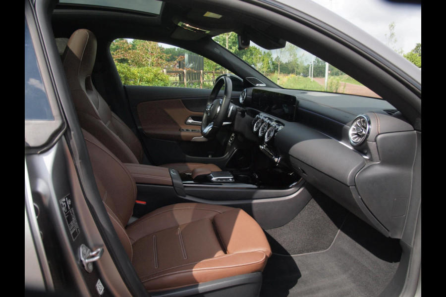 Mercedes-Benz CLA-Klasse 250 e Premium Plus | Panoramadak | Lederen Bekleding | Burmester | 360°-camera | NL-Auto |