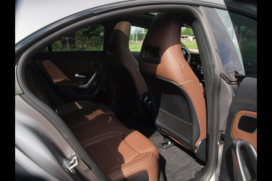 Mercedes-Benz CLA-Klasse 250 e Premium Plus | Panoramadak | Lederen Bekleding | Burmester | 360°-camera | NL-Auto |