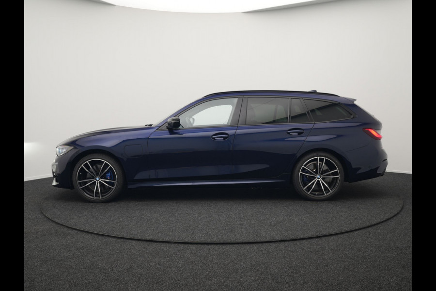 BMW 3 Serie Touring 330e M Sport Plug in Hybrid 293pk Dealer O.H PHEV | Trekhaak Af Fabriek | Laser LED | Head Up | Adaptive Cruise | Apple Carplay | Keyless | Lederen Sportstoelen Verwarmd | Camera | Virtual | Navigatie | DAB | 19"L.M |