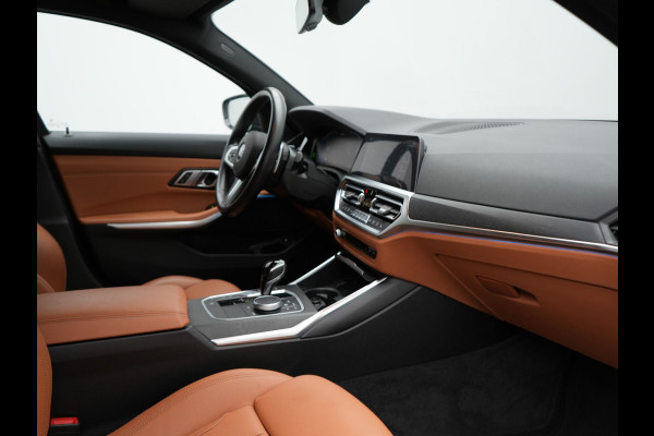 BMW 3 Serie Touring 330e M Sport Plug in Hybrid 293pk Dealer O.H PHEV | Trekhaak Af Fabriek | Laser LED | Head Up | Adaptive Cruise | Apple Carplay | Keyless | Lederen Sportstoelen Verwarmd | Camera | Virtual | Navigatie | DAB | 19"L.M |