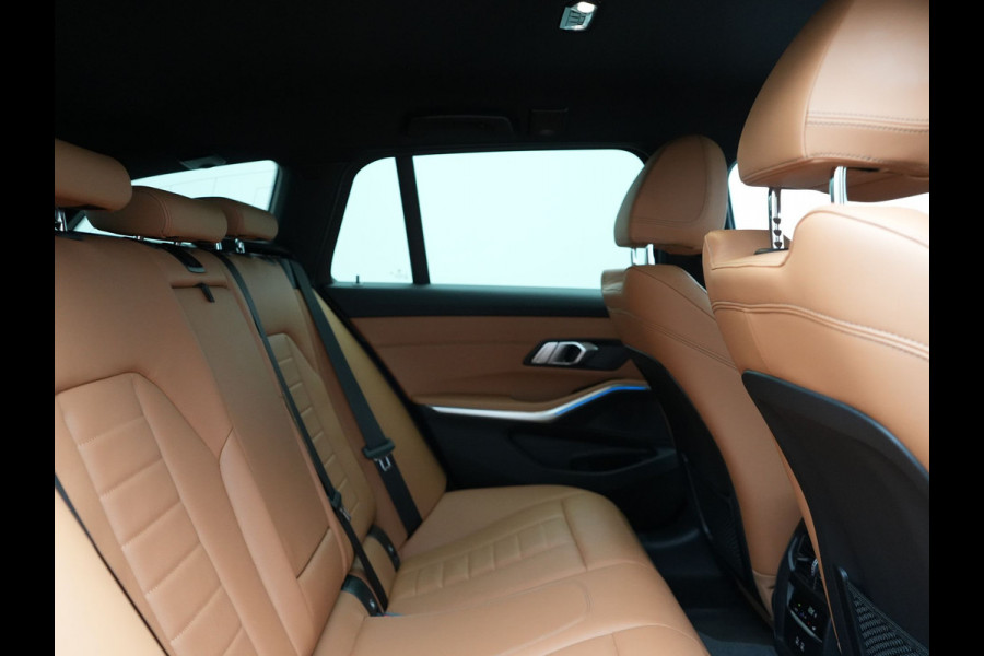 BMW 3 Serie Touring 330e M Sport Plug in Hybrid 293pk Dealer O.H PHEV | Trekhaak Af Fabriek | Laser LED | Head Up | Adaptive Cruise | Apple Carplay | Keyless | Lederen Sportstoelen Verwarmd | Camera | Virtual | Navigatie | DAB | 19"L.M |